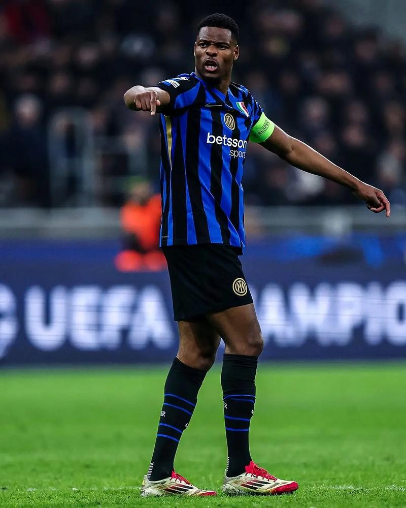 AC米兰客场0-2负都灵，阿莱格里因红牌停赛，替补普利西奇助球队扳平比分。