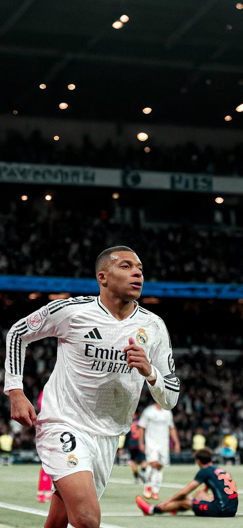 皇马更衣室内乱曝光，阿隆索希望3天后能赢曼城稳定军心（皇马更衣室风波曝光，阿隆索盼三天后击败曼城稳住军心）