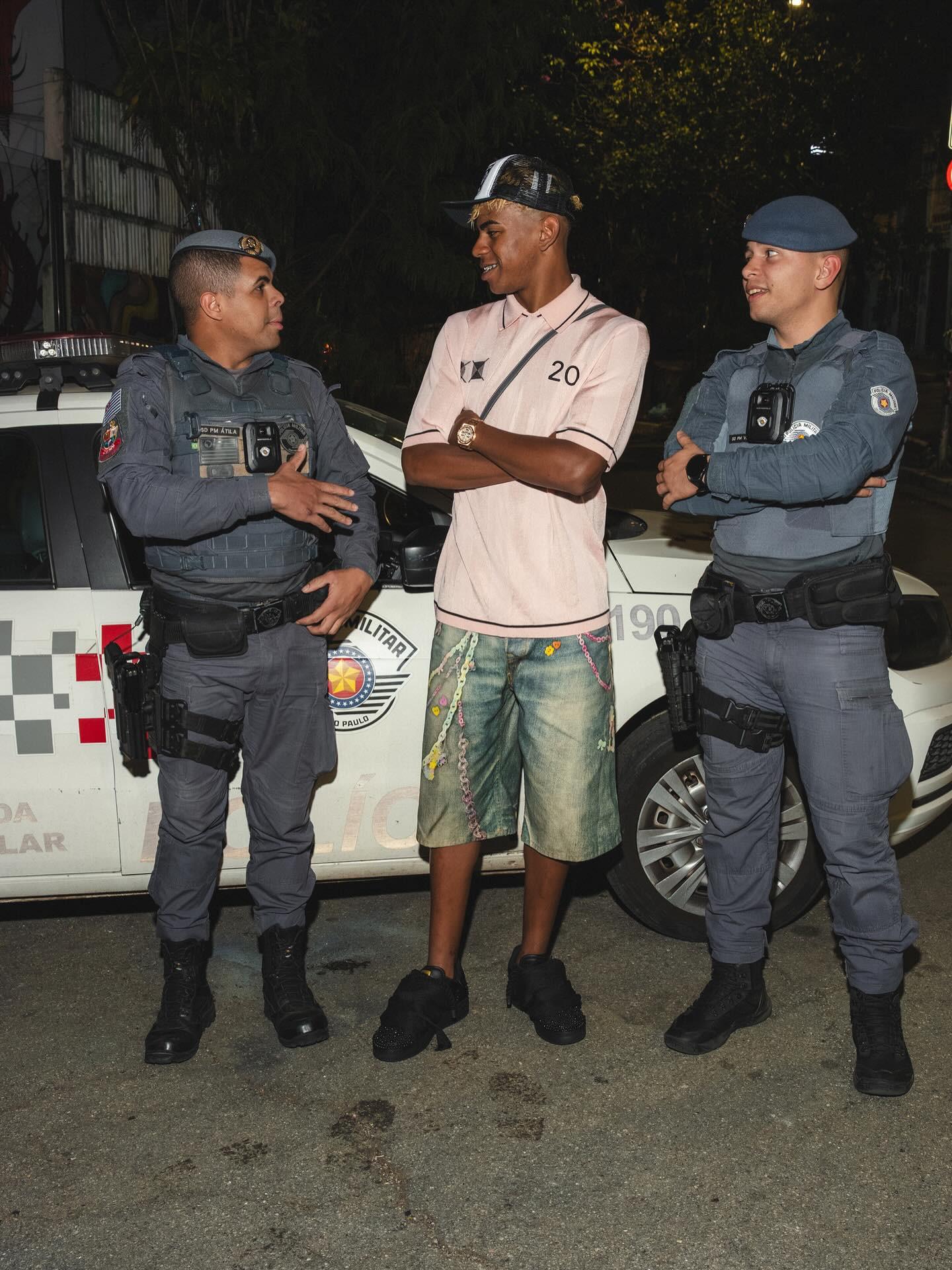 B费点球真的稳！稳稳骗过门将进球（B费点球稳健，轻松晃过门将破门）