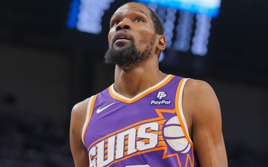 拉齐奥球迷抗议俱乐部导致球场空荡荡，洛蒂托：我不接受威胁（拉齐奥看台冷清因球迷抗议，洛蒂托回应：绝不接受威胁）