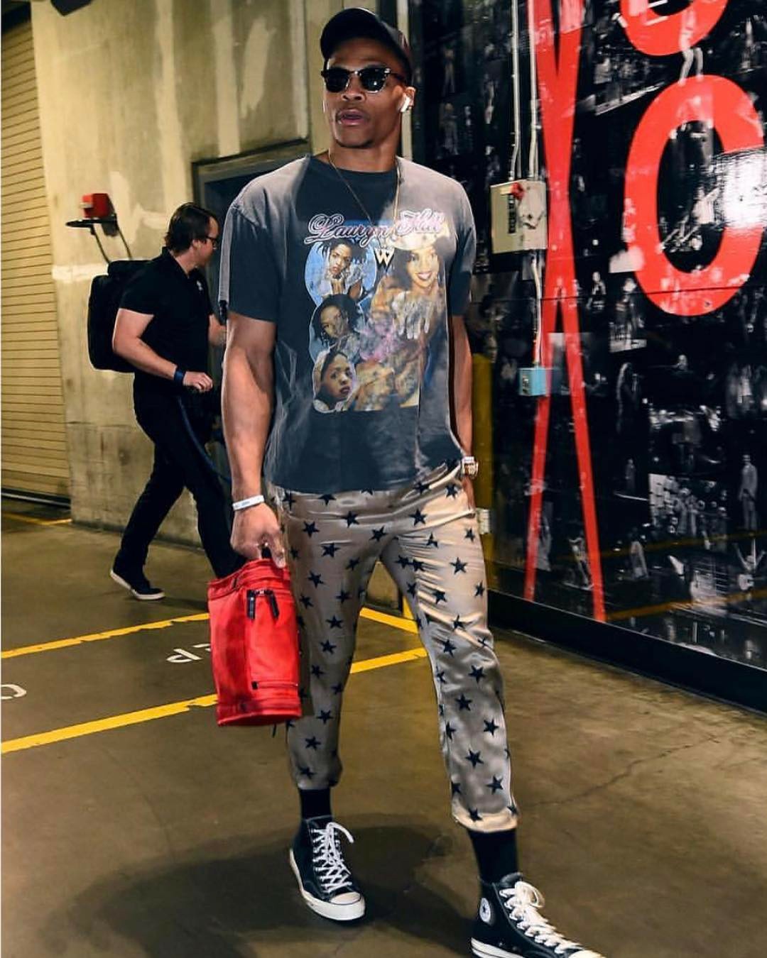 防线漏洞频出 难挡对手冲击（后防失误不断 难以抵御对手猛攻）