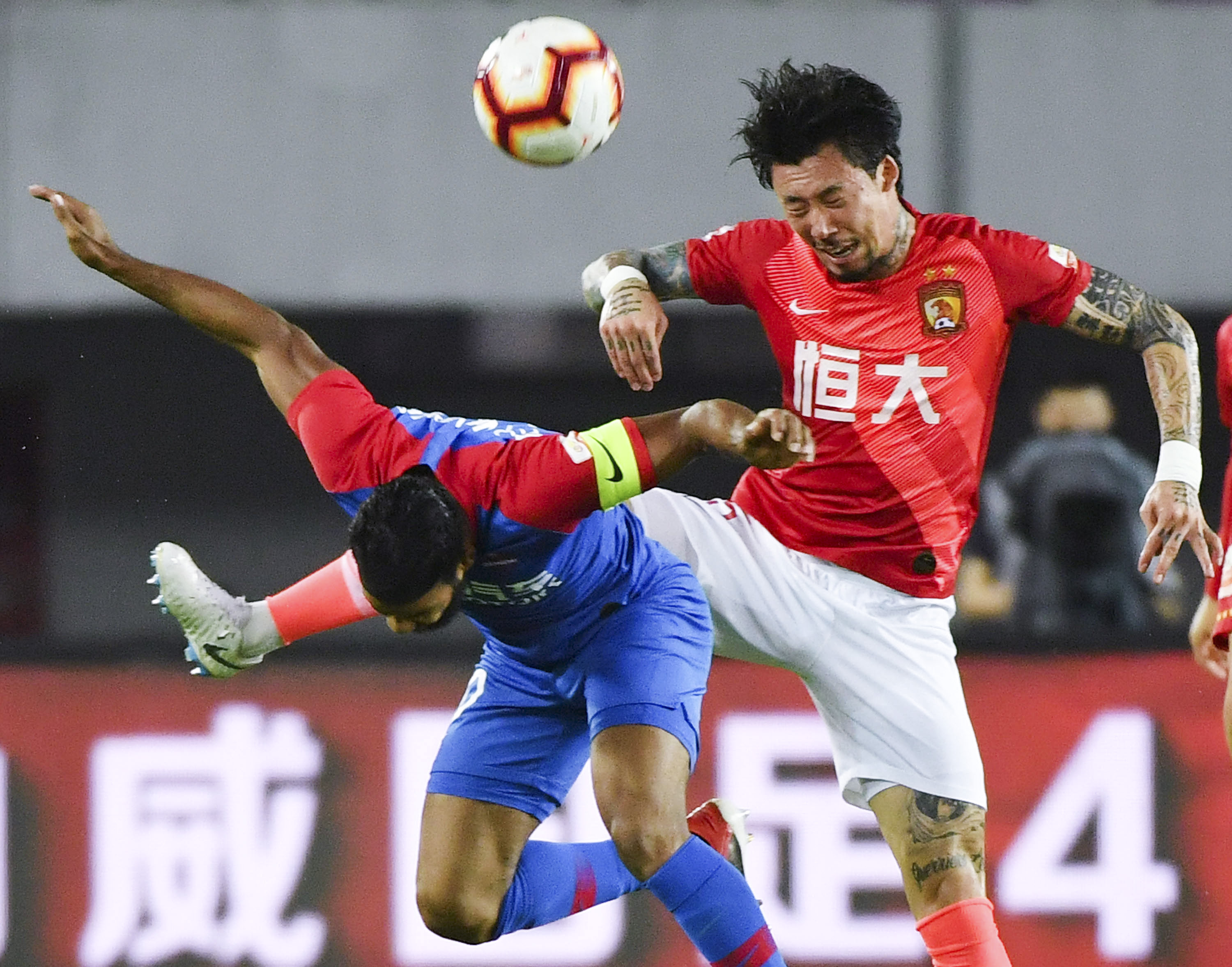 逆袭称王，苏超泰州队获2025微博竞燃之夜年度全民闪耀运动队（黑马封王！苏超泰州队荣膺2025微博竞燃之夜年度全民闪耀运动队）